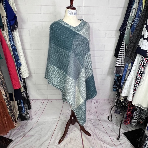 NWOT |•SIMPLY NOELLE•| Soft Knit Poncho With Buttons One Size - Picture 2 of 7